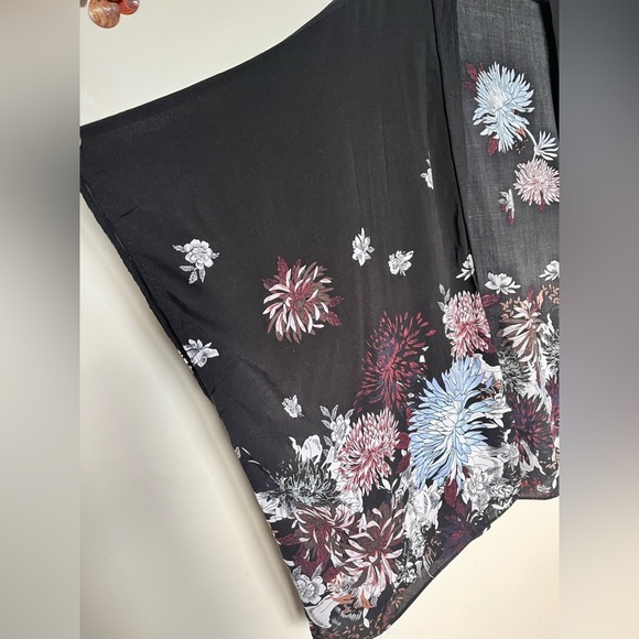 Beautiful ARITZIA TALULA floral kimono - Picture 4 of 9